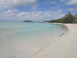 une plage de sable et d'eau dans l'établissement Paradise Cove home, à Gregory Town