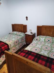 a bedroom with two beds and a table in it at Casa Ereño in Medina de Pomar
