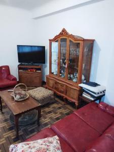 sala de estar con TV y mesa en Casa Ereño, en Medina de Pomar