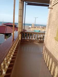 een balkon van een gebouw met uitzicht op de oceaan bij Villa 30 - Marouf Group in Ras El Bar