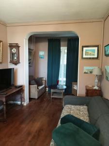un soggiorno con divano e tavolo di Maison familiale Cabourg a Cabourg