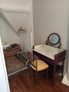 tocador con espejo y silla en una habitación en Maison familiale Cabourg, en Cabourg