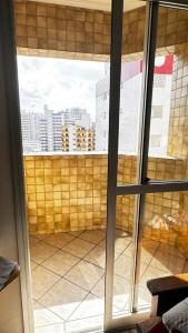 une fenêtre avec vue sur la ville dans l'établissement Vila Mirim - Mendes House, à Praia Grande