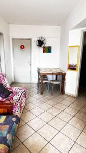 - un salon avec une table et un canapé dans l'établissement Vila Mirim - Mendes House, à Praia Grande