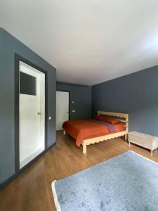 a bedroom with a bed and a blue wall at Müstakil Bahçeli Ev (Bergamot) in Şile