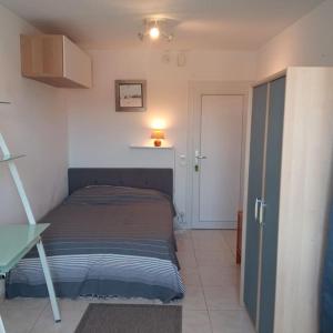 een kleine slaapkamer met een bed in een kamer bij Petit repaire relaxant in Saint-Cyr-sur-Mer