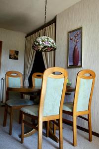 魏森斯塔特的住宿－Große Wohnung in Weißenstadt，一间带桌子和四把椅子的用餐室