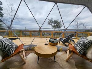Balkón nebo terasa v ubytování NEW RIVER VIEW Cliff Dome Glamping @ White River, minutes to fishing, hikes!