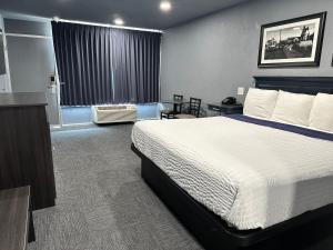 Postel nebo postele na pokoji v ubytování Interstate Inn