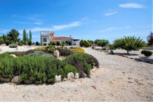 una casa con giardino di fronte di Ferienhaus für 10 Personen und 2 Kinder in Kathikas, Westküste von Zypern a Kathikas