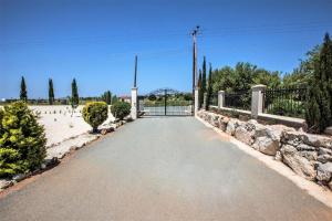 un vialetto con cancello e ponte di Ferienhaus für 10 Personen und 2 Kinder in Kathikas, Westküste von Zypern a Kathikas
