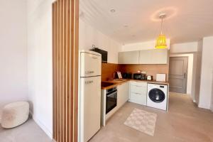 Dapur atau dapur kecil di Les Palmiers - Appartement une chambre vue canal