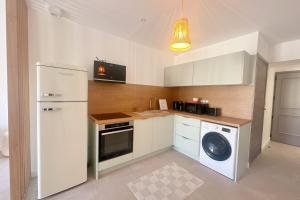 Dapur atau dapur kecil di Les Palmiers - Appartement une chambre vue canal