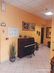 un piano dans un couloir d'un hôpital dans l'établissement Hotel Armida, à Laigueglia