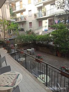 d'un balcon avec des tables et des chaises. dans l'établissement Hotel Armida, à Laigueglia