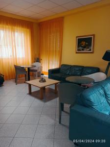 - un salon avec un canapé et une table dans l'établissement Hotel Armida, à Laigueglia