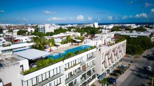 an aerial view of a building with a swimming pool at Acogedor y hermoso estudio en la mejor ubicación de Playa! By Yeah in Playa del Carmen