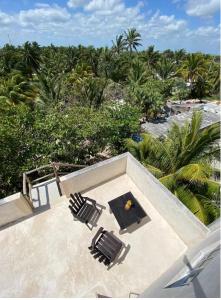 d'une terrasse avec 2 chaises, une table et une plage. dans l'établissement La Casa del Sol, à El Cuyo