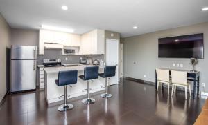 a kitchen with a counter and some chairs in it at Grandview Inn in Hermosa Beach