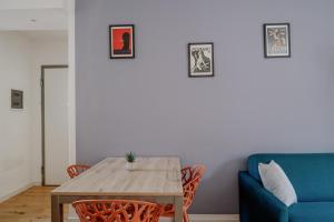 comedor con mesa y sofá azul en Elegante appartamento in Marina en Trieste