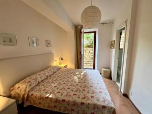 una camera con un letto in una stanza con una finestra di Villa Sibilla a Sirolo