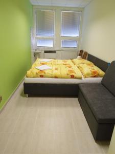 Säng eller sängar i ett rum på Penzion U Lipna