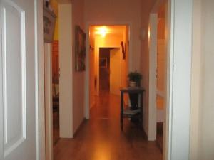 einen Flur mit einem Flur, der in ein Zimmer führt in der Unterkunft Ferienwohnung für sechs Personen - b56987 in Medebach