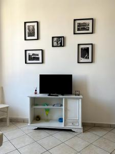 Televízia a/alebo spoločenská miestnosť v ubytovaní Dal Conte