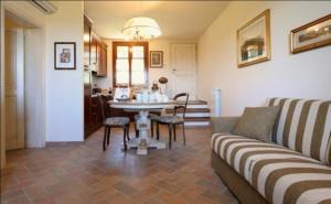 een woonkamer met een bank en een tafel bij Große Ferienwohnung in Gambassi Terme mit Garten, Grill und Terrasse in Gambassi Terme