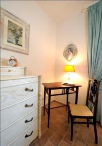 een slaapkamer met een dressoir en een tafel met een lamp bij Große Ferienwohnung in Gambassi Terme mit Garten, Grill und Terrasse in Gambassi Terme