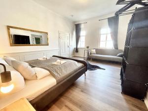 a living room with a bed and a couch at BackHome - Fantastische Schlosslage, SmartTV, Netflix, 70qm, 24h Checkin - Apartment 2 in Ludwigsburg