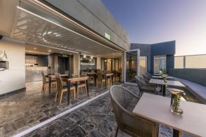 a restaurant with tables and chairs and a kitchen at O on Kloof Boutique Hotel & Spa in Cape Town