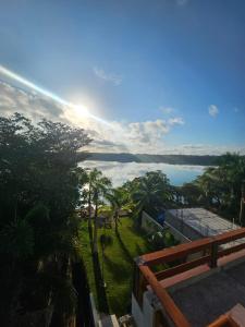 vistas al océano desde el balcón de una casa en Estancia del Agua Luxury View, en Xul-Ha