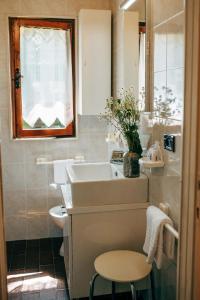 een badkamer met een wastafel en een toilet bij Mini-Penthouse Attico Bianca in San Felice del Benaco