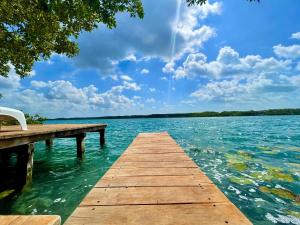 un muelle de madera en el agua con vistas en Estancia del Agua Luxury View, en Xul-Ha