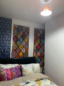 een slaapkamer met een bed en twee schilderijen aan de muur bij Lovely Humuplace 1-Bed Apartment in Birmingham in Birmingham