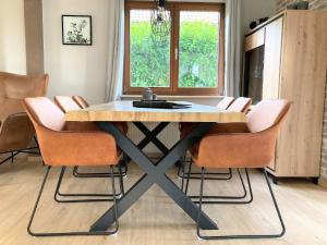 a dining room table with chairs around it at Tolles Ferienhaus in Kirchheim mit Schönem Garten in Kirchheim