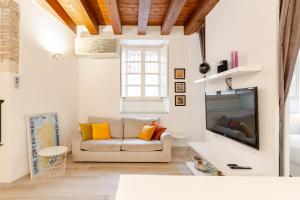 sala de estar con sofá y TV en Suite Martini al Castello, en Cagliari