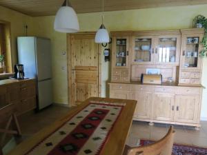 布勞恩拉格的住宿－Modernes Ferienhaus mit Komfort und Privatsphäre，厨房配有木制橱柜、桌子和冰箱。