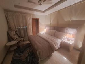 En eller flere senge i et værelse på Sabs Residences
