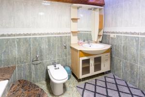 een badkamer met toilet en wastafel bij casa picota in Oia