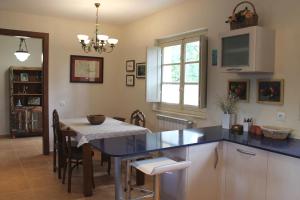 a kitchen with a table and a dining room at Casa de Aldea en el concejo de Nava, en el centro de Asturias in Nava