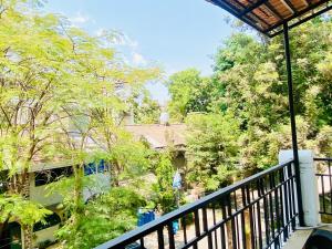 balcón con vistas al jardín en Budget Private Ac Room with Kitchen Near Osho Garden en Pune