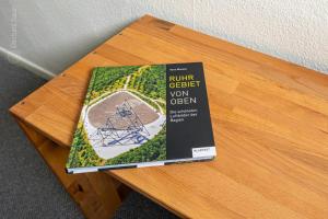 een boek bovenop een houten tafel bij Unterm Dach in Schwerte in Schwerte