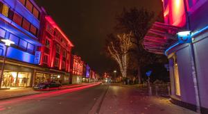 a city street at night with red and blue lights at Unterm Dach in Schwerte in Schwerte