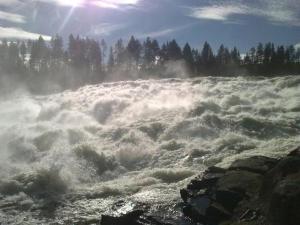 um rio furioso com espuma em cima dele em Villa Assar, Ferienhaus in der Nähe von Schwedens größten Stromschnellen em Vidsel