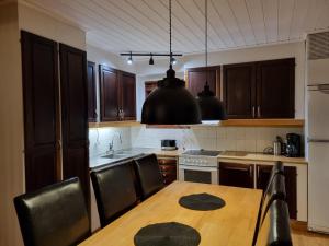 Ett kök eller pentry på Villa Assar, Ferienhaus in der Nähe von Schwedens größten Stromschnellen