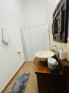baño con lavabo en una encimera de madera en TRANQUILA CASA DE PLAYA, en Santa Cruz