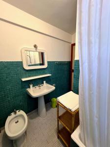 bagno con lavandino, servizi igienici e specchio di Villa Sibilla a Sirolo