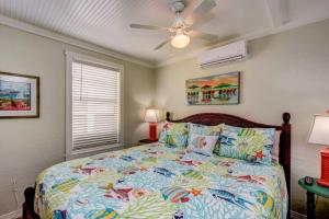 une chambre avec un lit et un ventilateur de plafond dans l'établissement Seaside Retreat Cottages #3, à Clearwater Beach